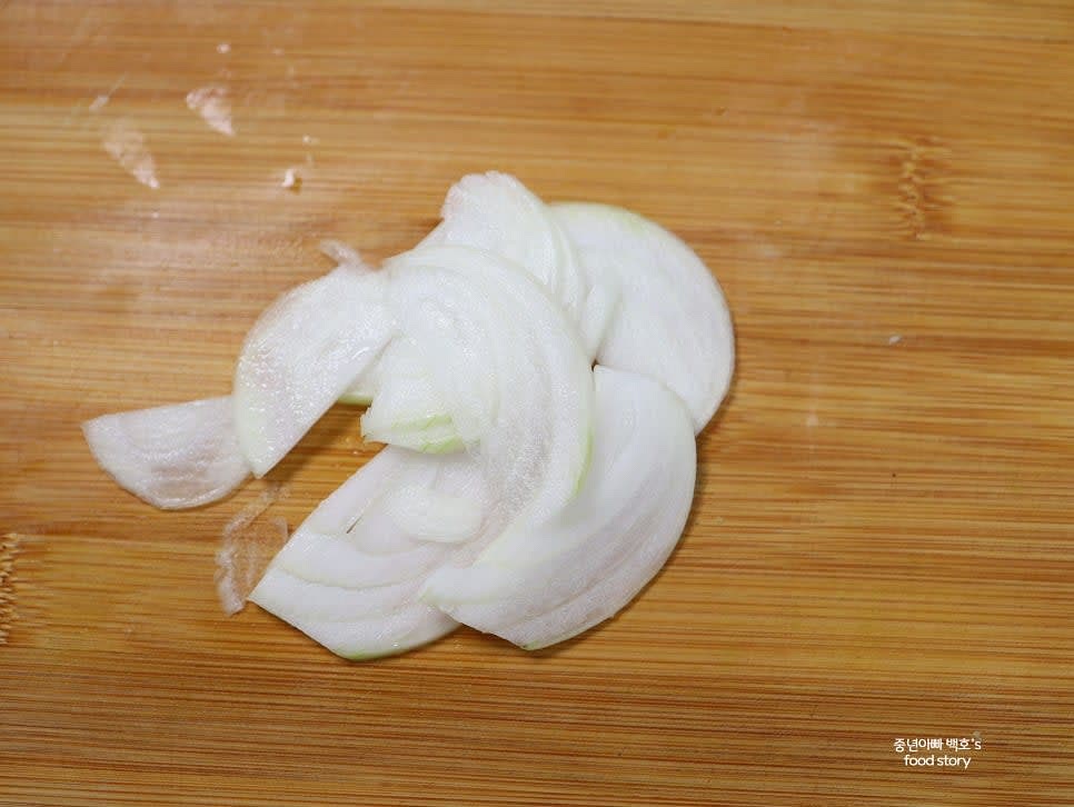 양파는 얇게 채를 썰고, 매운 맛을 줄이기 위해 물에 잠깐 담갔다가 물기를 제거합니다.
