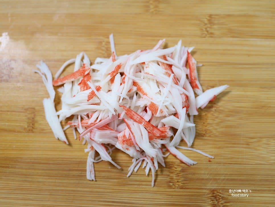 크래미를 손으로 찢거나 작게 자르고, 양배추도 얇게 채 썰어 준비합니다.