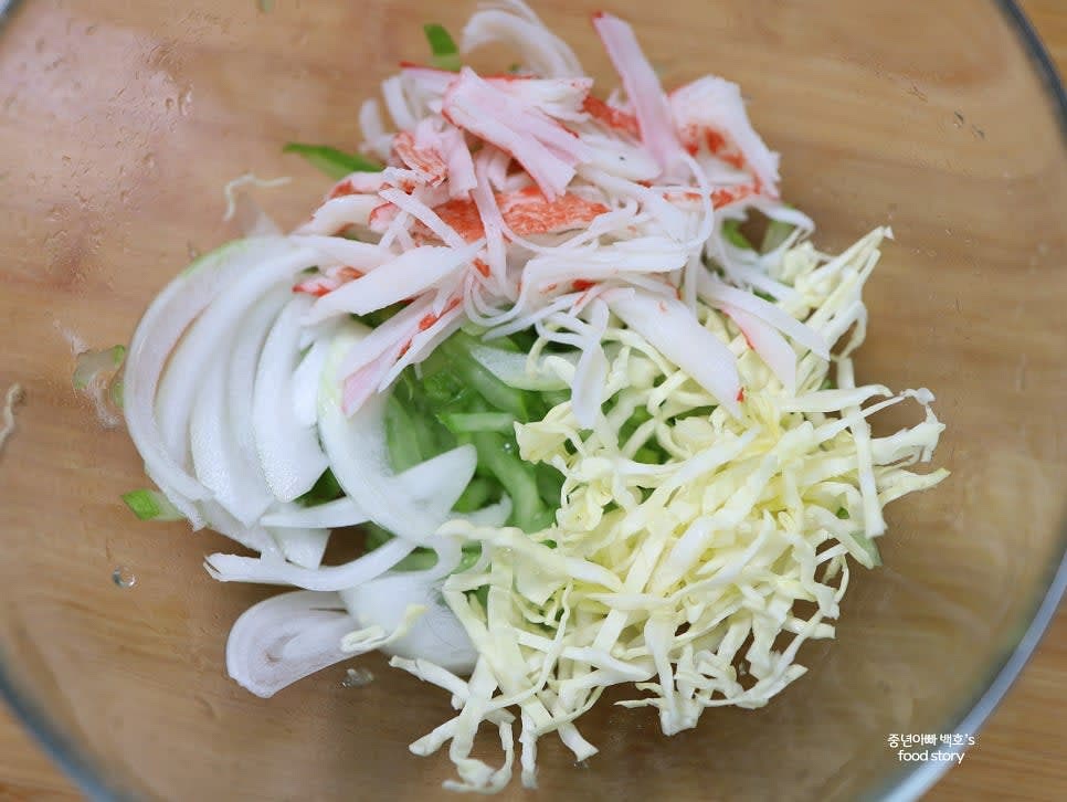 큰 그릇에 준비한 오이, 양파, 크래미, 양배추를 넣고 섞습니다.