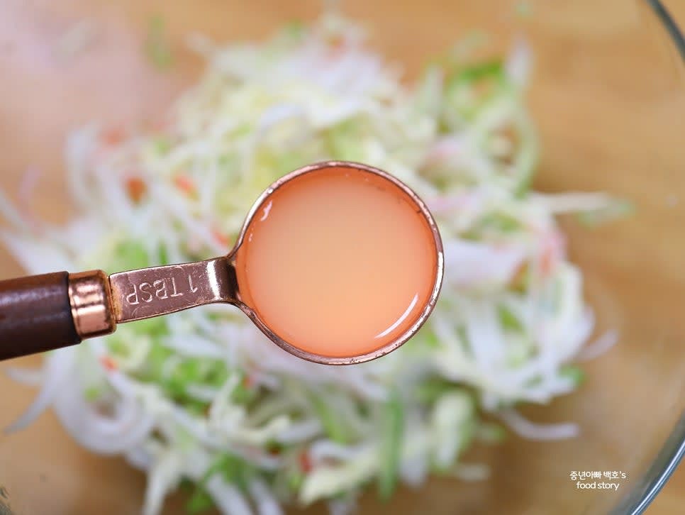 레몬즙 1스푼, 마요네즈 3스푼, 알룰로스 1/2스푼, 후추 약간을 넣어 섞어줍니다.