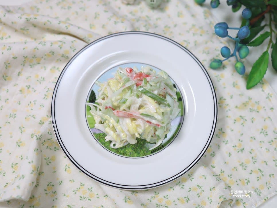 완성된 샐러드를 그릇에 담아 냉장 보관 후 샌드위치, 핑거푸드 등으로 활용합니다.