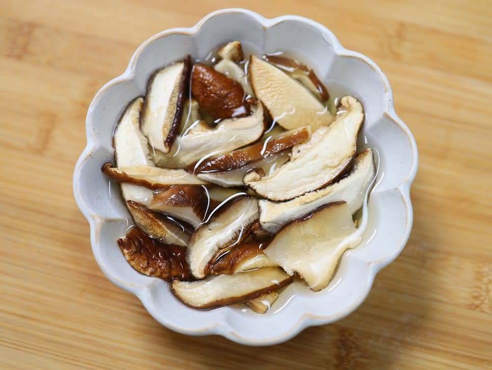 표고버섯을 미지근한 물에 20분 정도 담가 불린 후 1컵 분량으로 준비합니다.