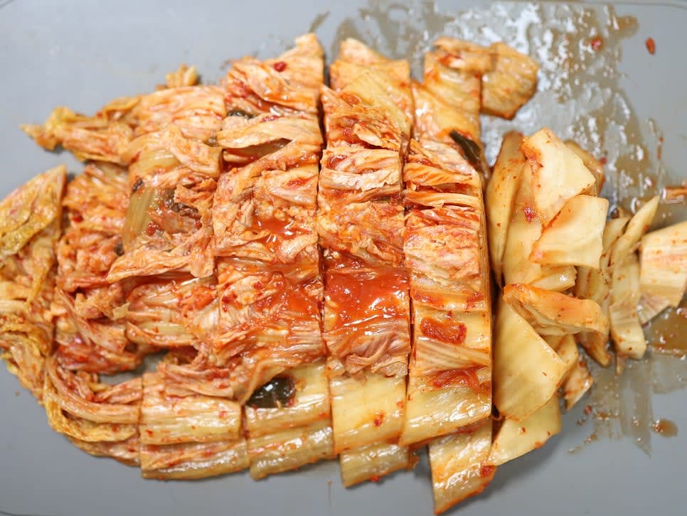 묵은지 3컵 정도를 먹기 좋은 크기로 썰어줍니다.