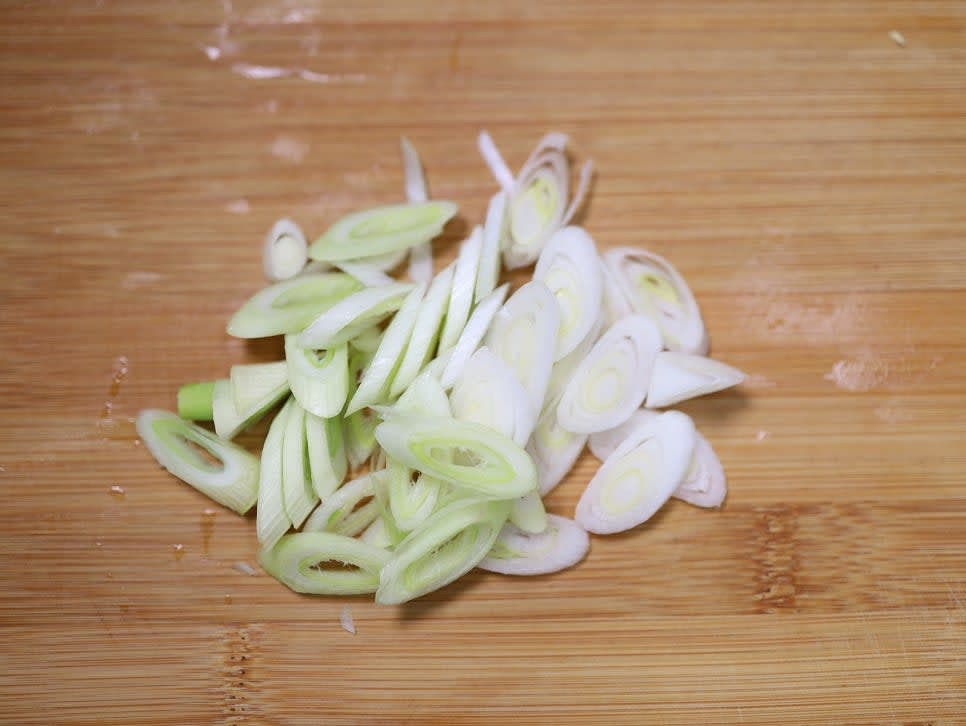 대파는 어슷하게 썰고, 양파는 얇게 채를 썰어줍니다. 청양고추는 송송 썰어 준비합니다.