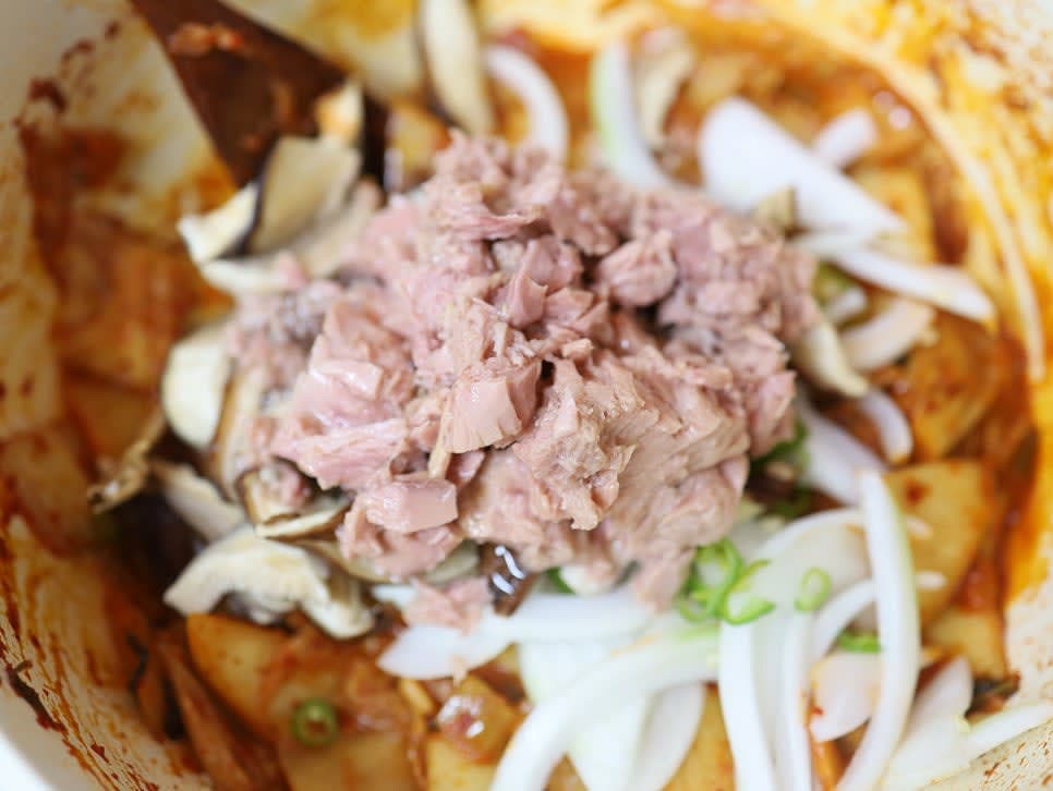 참치캔 1개(기름 포함)를 넣고 재료와 잘 섞어줍니다.