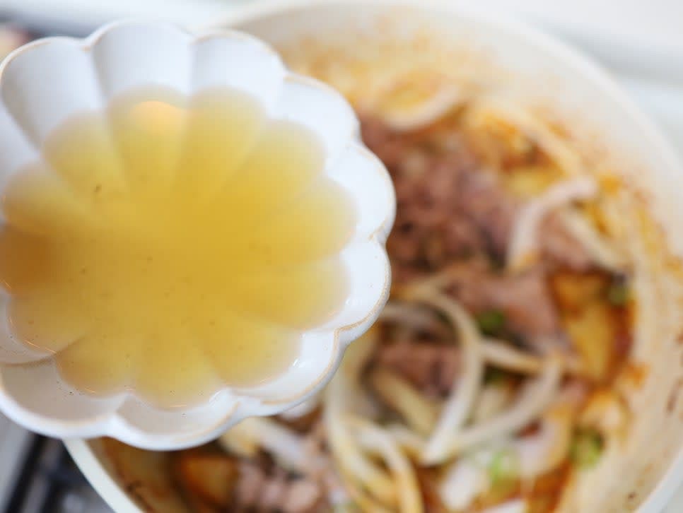 쌀뜨물 500ml와 버섯 불린 물을 재료가 잠길 정도로 부어줍니다. 부족하면 생수 200ml를 추가합니다.