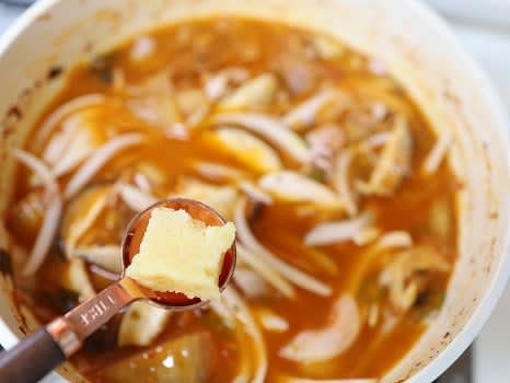 다진 마늘 1스푼, 고춧가루 2스푼, 알룰로스 1스푼을 넣고 섞어줍니다.