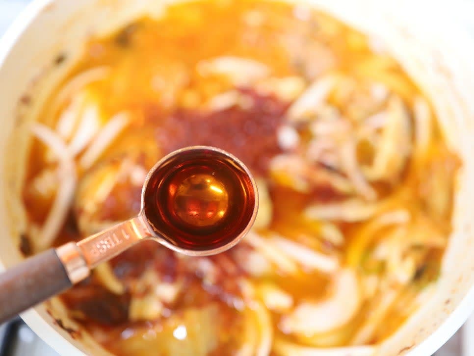 참치 액젓 1스푼을 넣고 센 불에서 팔팔 끓입니다.