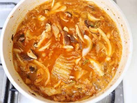 팔팔 끓은 후 중불로 줄이고 10분 정도 더 졸여줍니다.