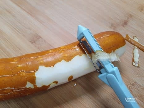 노각의 양 끝을 자르고 껍질을 벗깁니다.