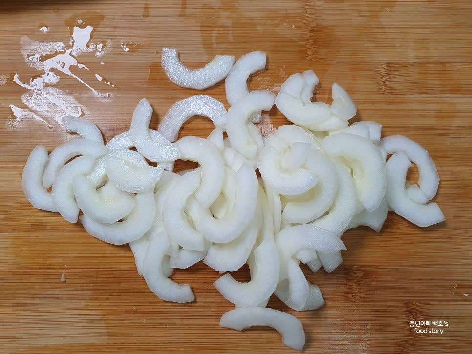2mm 두께로 얇게 썰어 준비합니다.