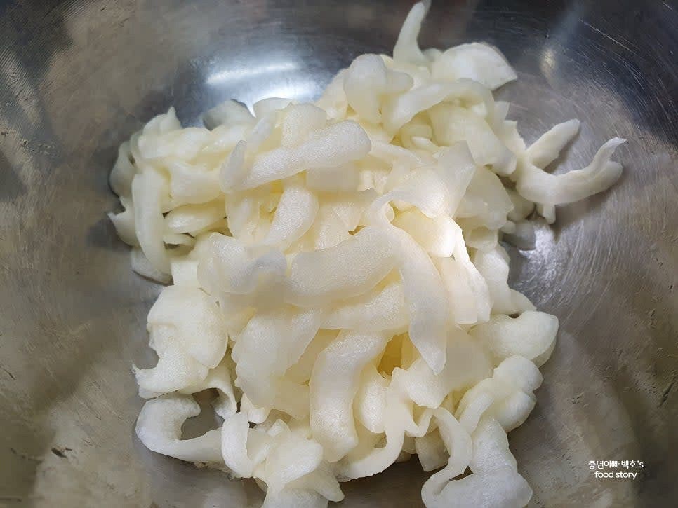 굵은소금 1/3스푼을 넣고 10분 정도 절입니다.