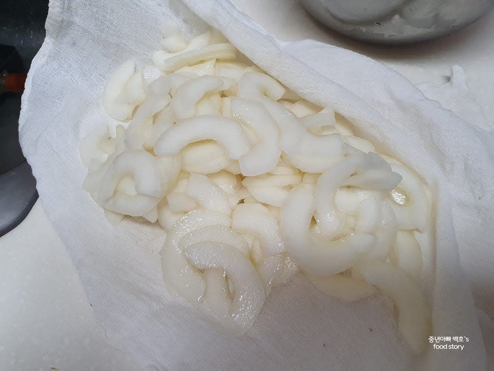 절인 노각에서 나온 수분을 면포에 싸서 꽉 짜줍니다.