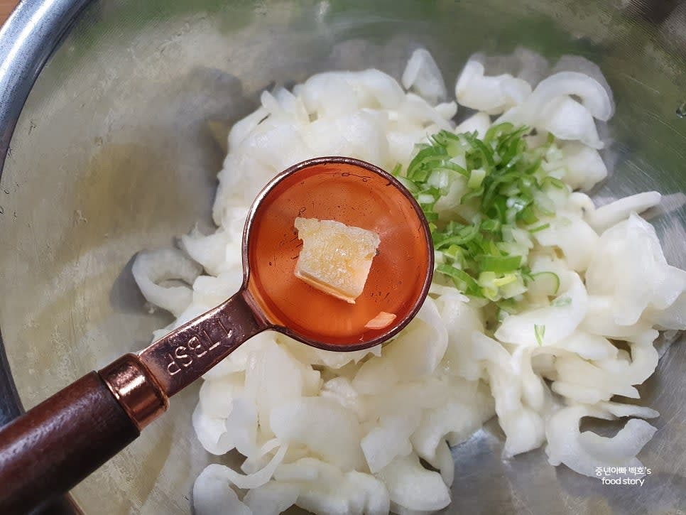 물기를 뺀 노각에 다진 파 1스푼, 다진 마늘 1/3스푼, 고춧가루 1스푼, 매실청 1스푼, 식초 1/2스푼을 넣습니다.