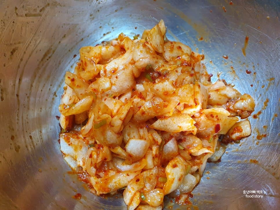 양념이 골고루 배이도록 조물조물 무칩니다. 필요 시 소금으로 간을 맞춥니다.