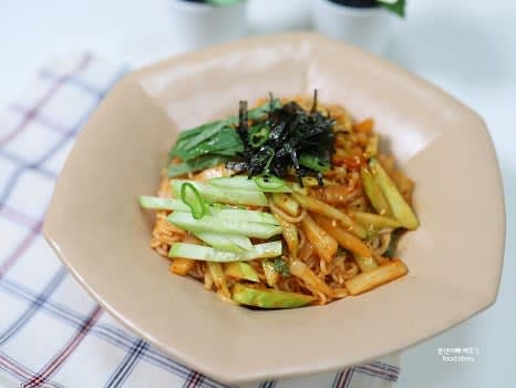 그릇에 담은 뒤 남은 오이, 깻잎, 청양고추, 김가루를 고명으로 올립니다.