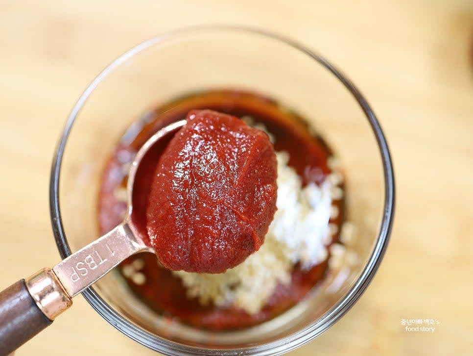 고춧가루, 고추장, 다진 마늘, 양조간장, 참치 액젓, 알룰로스, 식초, 참기름, 통깨를 섞어 양념장을 만듭니다.