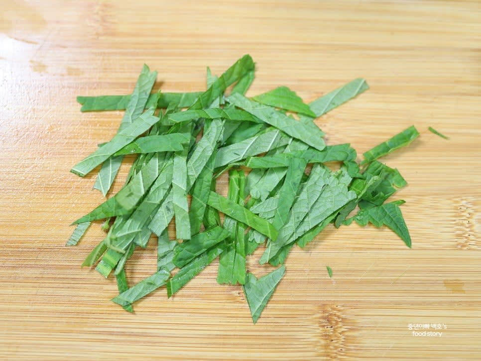 오이와 깻잎은 채 썰고, 청양고추는 송송 썹니다.
