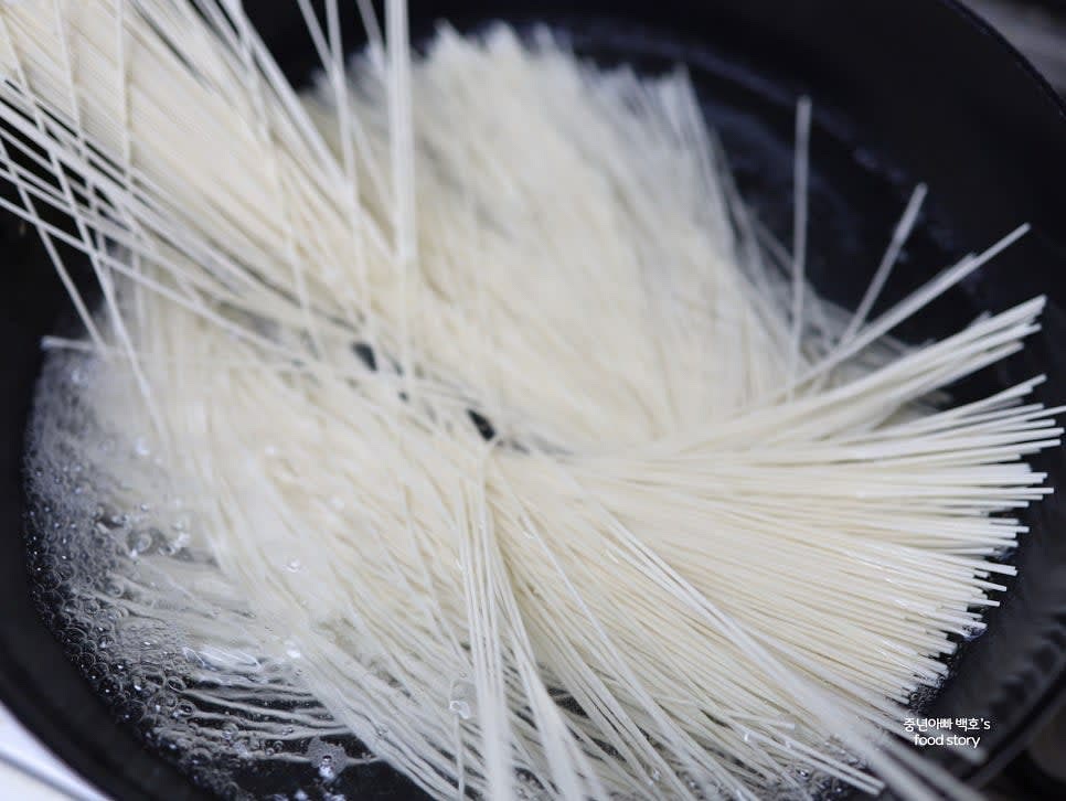 소면을 끓는 물에 넣고 3-4분간 삶습니다. 끓어오를 때 찬물 1/2컵을 부어주는 과정을 2-3회 반복하면 쫄깃하게 삶을 수 있습니다.