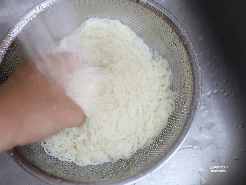 삶은 소면은 찬물에 여러 번 헹군 후 물기를 빼줍니다.