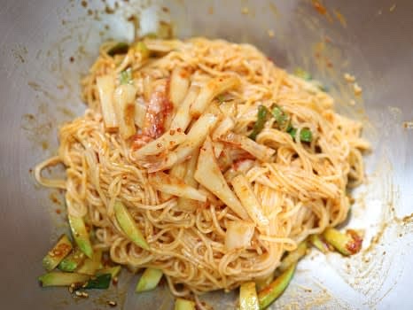 신 김치를 썰어 넣고 다시 한 번 버무립니다.