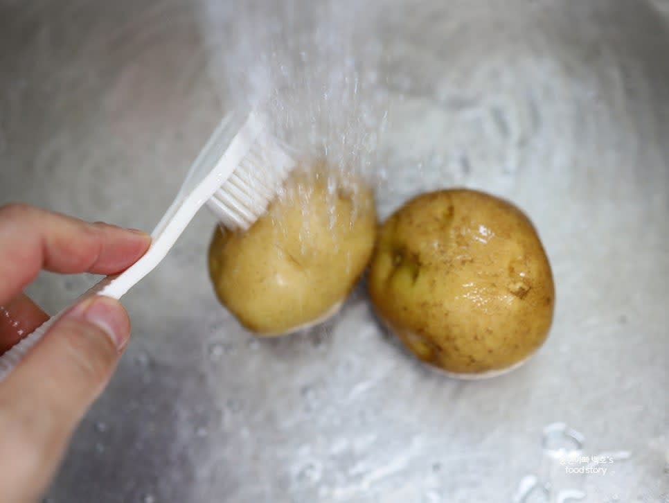 감자의 껍질을 흐르는 물에서 솔로 깨끗이 닦아 준비합니다.
