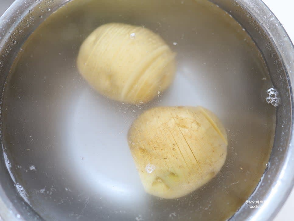 감자를 물에 담가 전분기를 제거하고 물기를 잘 닦아줍니다.