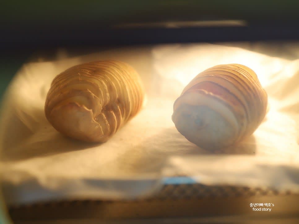 에어프라이어 망에 종이 포일을 깔고 감자를 올려줍니다.