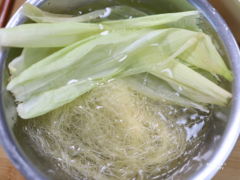 옥수수 잎과 수염 중 깨끗한 것을 골라 준비합니다.