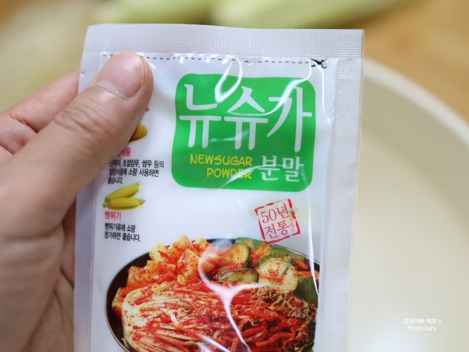 큰 냄비에 물 2리터를 붓고 소금 1스푼, 설탕 2스푼, 뉴슈가 1스푼을 넣고 잘 섞어줍니다.