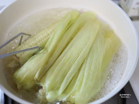 삶는 중간에 30분 정도 지나면 옥수수를 뒤적여 골고루 익도록 합니다.