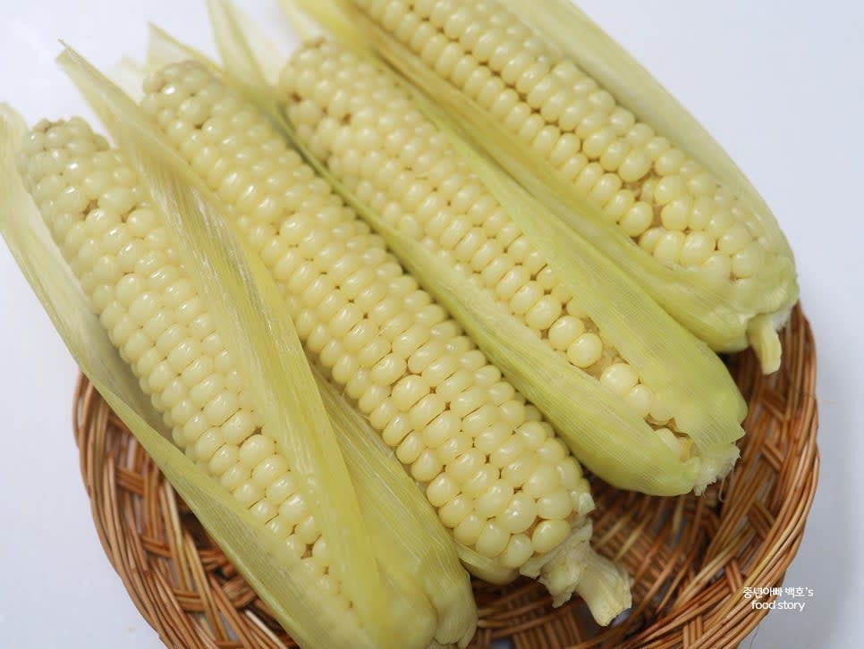 옥수수가 다 삶아지면 조심스럽게 꺼내어 한 김 식힌 후 접시에 담아냅니다.