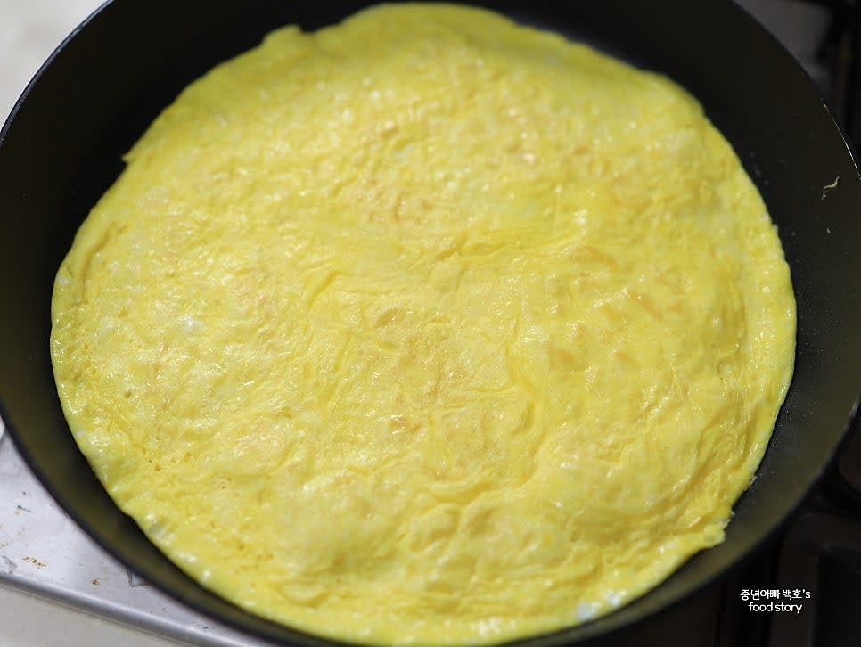 계란 4알을 잘 풀어 지단으로 부쳐냅니다. 앞뒤로 노릇하게 익힌 후 0.5~1cm 두께로 길게 썰어줍니다.