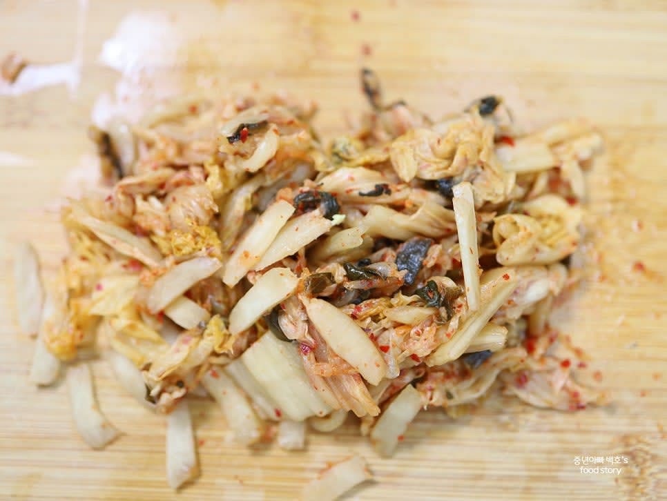 묵은지는 물에 헹궈 짠맛과 잡내를 제거한 후 물기를 꽉 짜고 잘게 썰어줍니다.