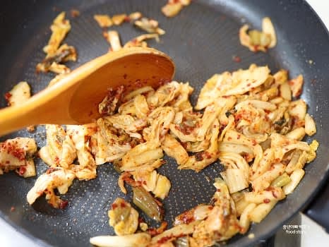 팬에 들기름 2스푼을 두르고 묵은지를 넣어 볶아줍니다. 알룰로스 1/2스푼, 고춧가루 1스푼을 넣어 맛을 냅니다.