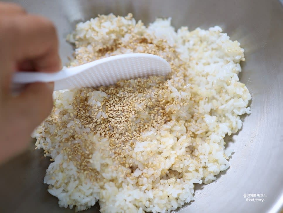 밥은 적당한 질기로 지어 소금 약간, 참기름 2스푼, 통깨 2스푼을 넣고 잘 섞어줍니다.