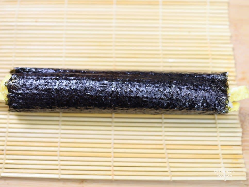 김발을 이용해 재료를 잘 고정하며 말아줍니다.