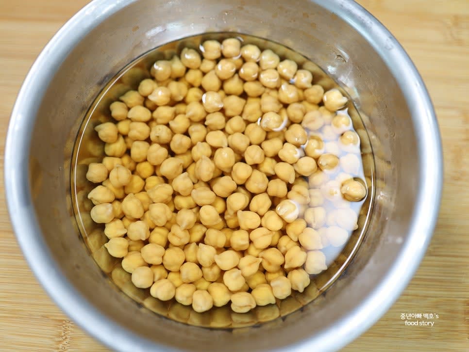 병아리콩을 반나절 정도 물에 불려준 후 끓는 물에 삶아줍니다. 삶은 콩은 키친타월로 물기를 깔끔하게 제거합니다.