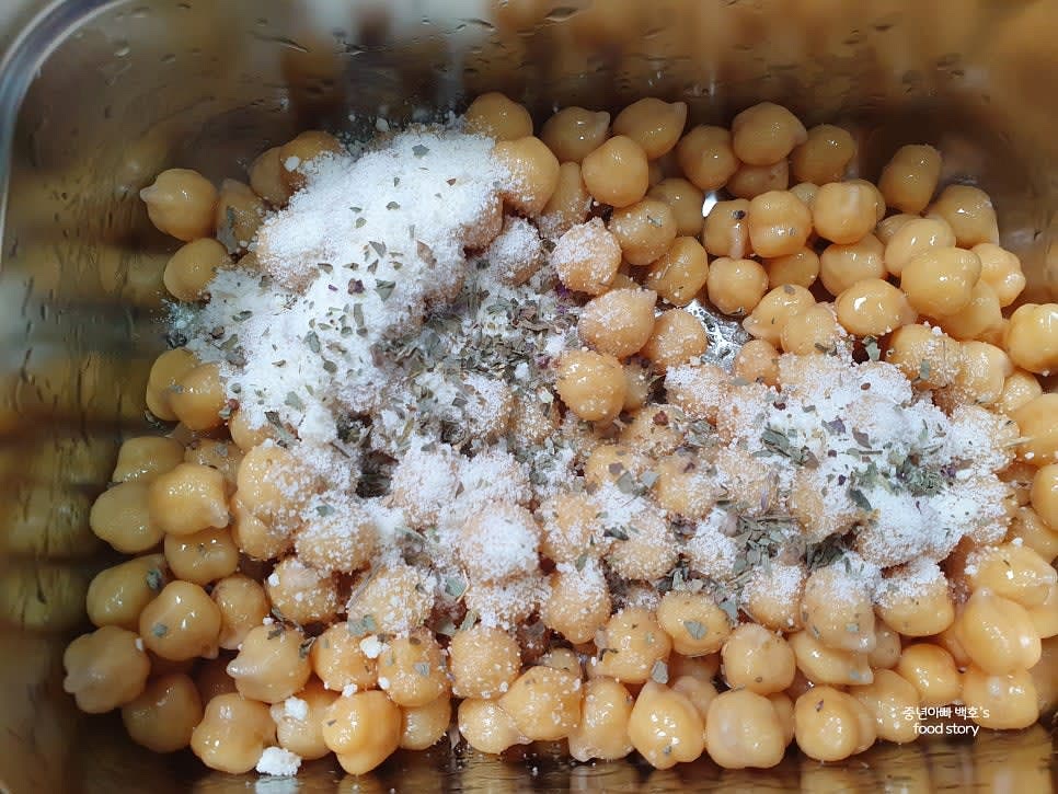 물기를 제거한 병아리콩을 바트에 담고, 올리브오일 1스푼, 파마산 치즈가루 1스푼, 바질가루 약간을 넣어 고루 버무려줍니다.