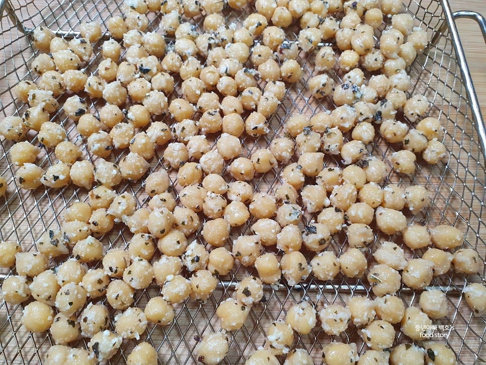 에어프라이어 망에 양념된 병아리콩을 골고루 펴줍니다.