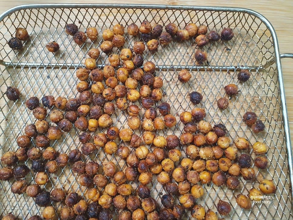 에어프라이어에서 190℃로 예열 없이 10분간 구워줍니다. 중간에 한번 뒤적여줍니다. 바삭함이 부족하면 5분 더 구워줍니다.