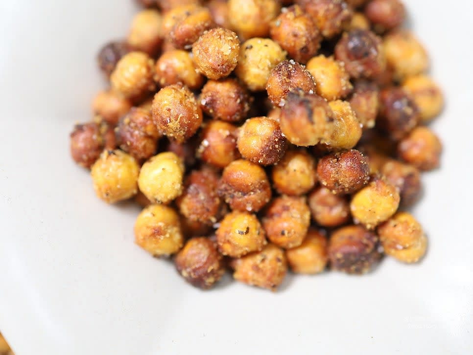 그릇에 담아 바삭한 병아리콩 과자를 즐깁니다.