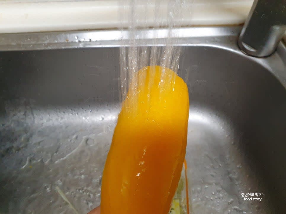 치자 단무지를 흐르는 물에 깨끗이 헹구고 키친타월로 물기를 제거합니다.