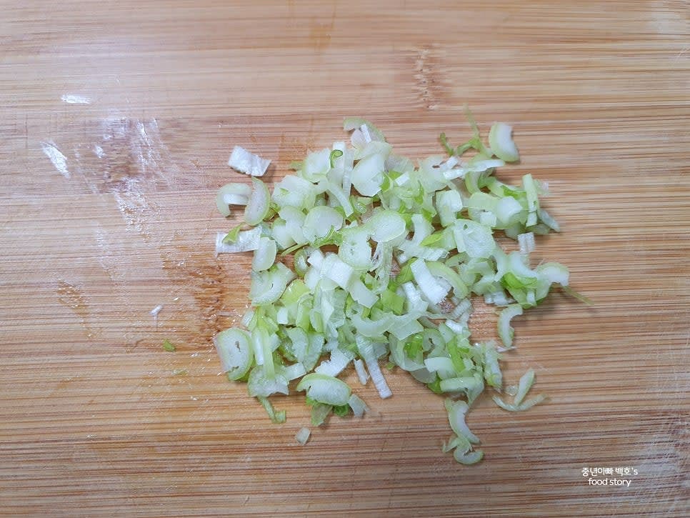 대파를 다지듯이 잘게 썰어 준비합니다.