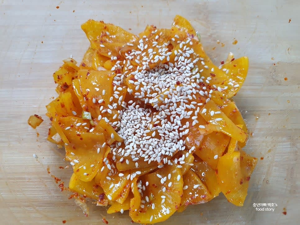 참기름과 통깨를 넣고 다시 한 번 조물조물 무쳐줍니다.