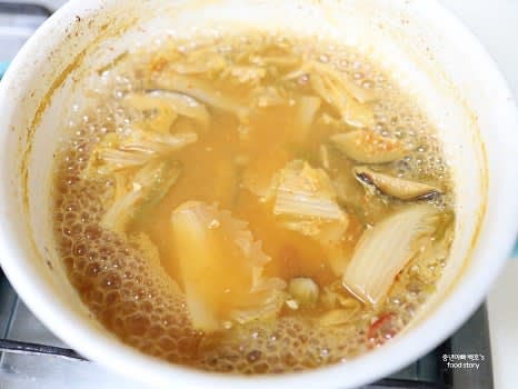 된장 배추국 한 그릇을 준비하여 물을 약간 추가하고 끓여줍니다.