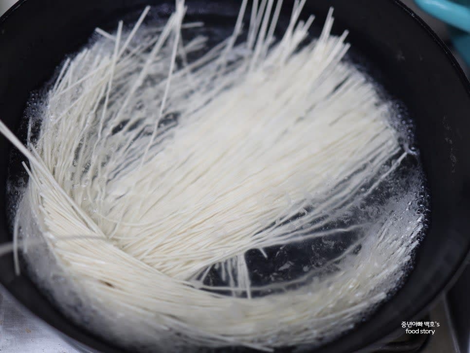 중면을 삶기 위해 물을 넉넉히 끓이고, 팔팔 끓으면 면을 넣습니다.