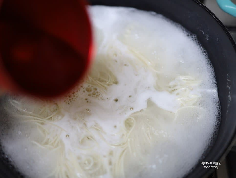 면이 끓기 시작하면 찬물을 1/3컵 정도 부어주고 잘 섞습니다.