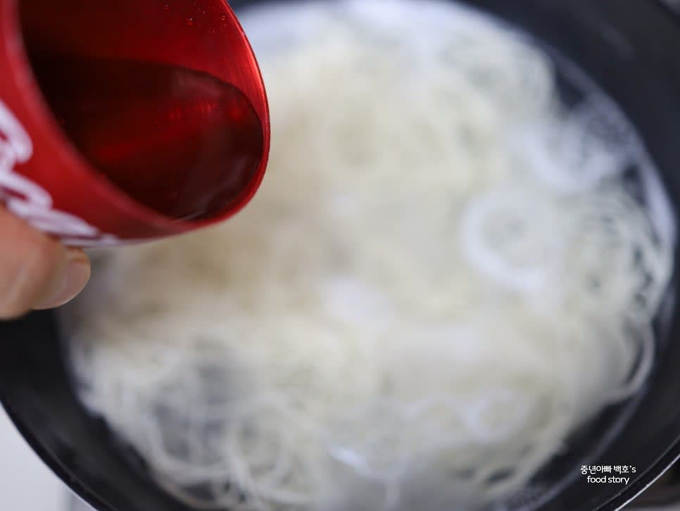 다시 끓어오르면 찬물을 2/3컵 정도 더 부어주고 섞습니다. 필요하면 한 번 더 반복합니다.