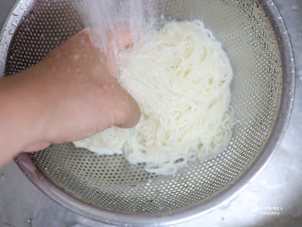 면이 적당히 익으면 찬물에 헹구어 전분을 제거하고, 물기를 짜서 채반에 밭칩니다.